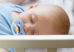 Iz prodaje umaknili več otroških posteljic: obstaja nevarnost, da se otrok v njih zaduši