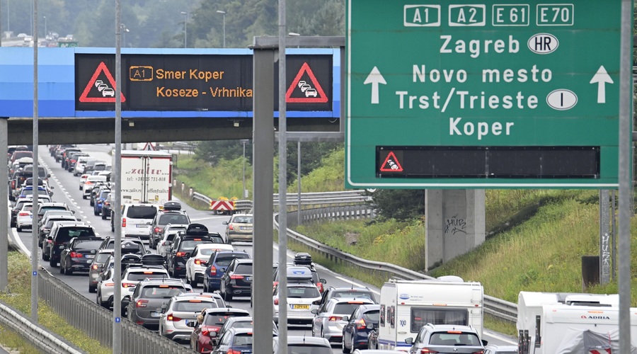 Pripravite se na nov kaotičen dan na cestah: obetajo se daljše kolone, razlog za to tudi ... (foto: Žiga Živulović j.r./Bobo)