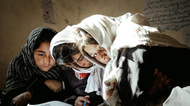 Po Afganistanu se med ženskami in dekleti širi tiha epidemija množičnih psihogenih bolezni (foto: profimedia)