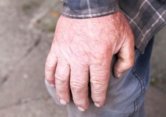 Moški živi v izjemno slabih razmerah, občina Kočevje pa se je zganila šele po objavi v medijih (kje so bili prej?)