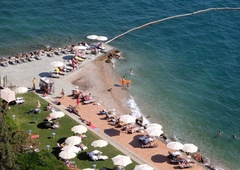 Nepozornost jih je drago stala: nočno kopanje na portoroški plaži pokvarili tatovi