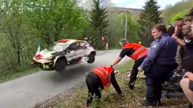VIDEO: Na hrvaškem reliju so se mlatili kar sredi ceste, vpleteni tudi Slovenci ... (čez nekaj sekund je po zraku priletel avto) (foto: YouTube/GK/posnetek zaslona)