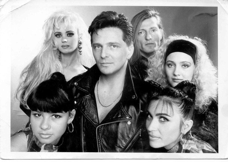 Daniel in njegova glasbena ekipa pri pesmi "Ma daj obuci Levisice" z evrovizijskega nastopa leta 1991 v Sarajevu.