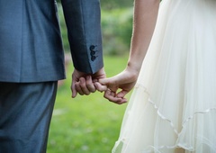 Kakšni so letošnji poročni trendi? Manj zelenja in več cvetja ... (FOTO)