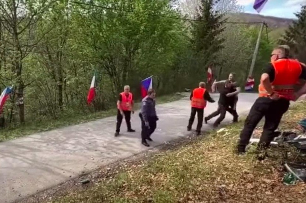 Na reliju na Hrvaškem so se mlatili kar na cesti in zrli tragediji v oči, policija jih je aretirala (znan bizaren razlog pretepa) (foto: YouTube/SV5 Land/posnetek zaslona)