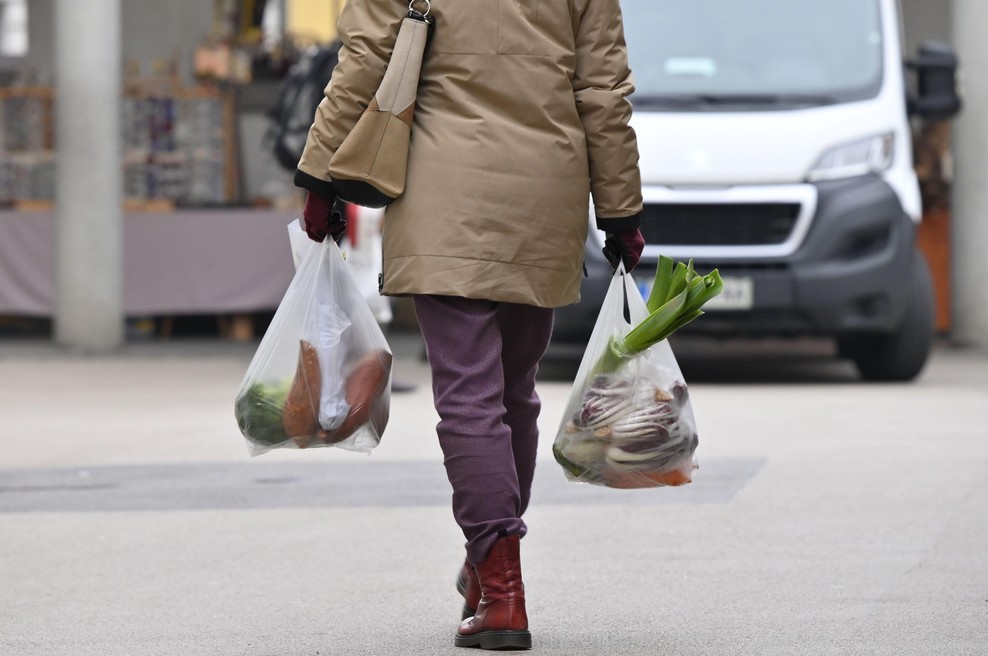Draginja v Sloveniji kaže vse bolj ostre zobe: poglejte, kaj se je letos najbolj podražilo (foto: Žiga Živulović j.r./Bobo)