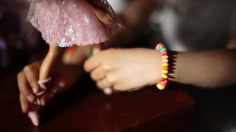 Čisto prva lutka Barbie, ki pooseblja osebo z Downovim sindromom: ob prvem pogledu nanjo je manekenka s sindromom osupnila (FOTO)