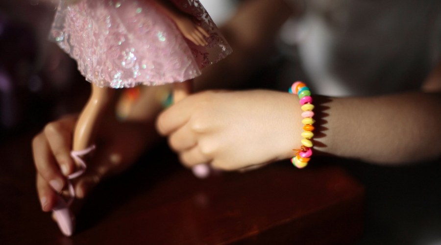 Čisto prva lutka Barbie, ki pooseblja osebo z Downovim sindromom: ob prvem pogledu nanjo je manekenka s sindromom osupnila (FOTO) (foto: Profimedia)