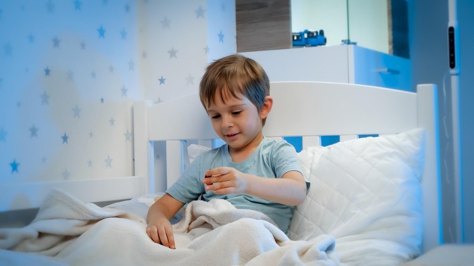 Če želite, da bo malček ostal v postelji celo noč, morate najprej urediti kotiček, kjer bo lahko spal samostojno - …