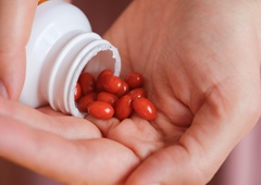 Reševali so ga s helikopterjem: dveletni fantek zaužil babičina zdravila, sledilo je ...