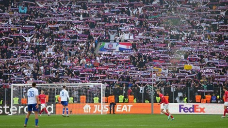 Vsi govorijo o navijačih Hajduka, v Švici pa se zgražajo: pretepi s policisti in prepevanje ustaških pesmi