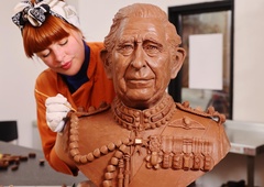 FOTO: Kralj Karel III. dobil čokoladno različico sebe