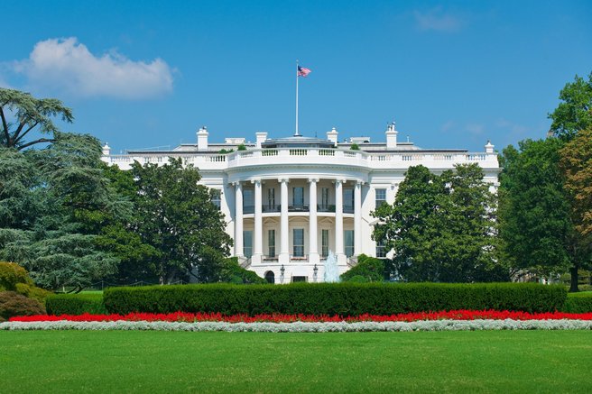 Trump prevzema nadzor nad novinarji: Bela hiša bo izbirala, kdo poroča