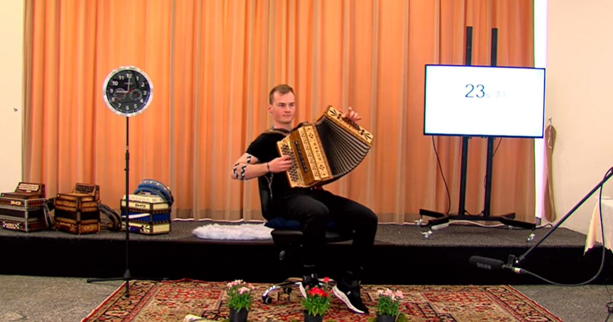 Mu bo uspelo? Anže podira Guinnessov rekord v neprekinjenem igranju na harmoniko (V ŽIVO ...