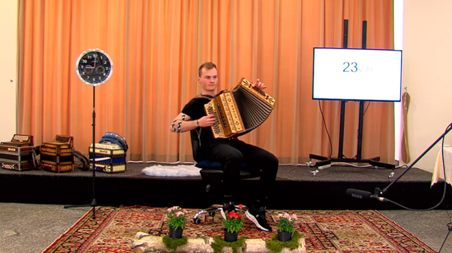 Mu bo uspelo? Anže podira Guinnessov rekord v neprekinjenem igranju na harmoniko (V ŽIVO) (foto: YouTube/posnetek zaslona)