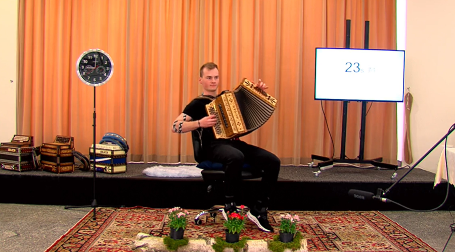 Mu bo uspelo? Anže podira Guinnessov rekord v neprekinjenem igranju na harmoniko (V ŽIVO) (foto: YouTube/posnetek zaslona)