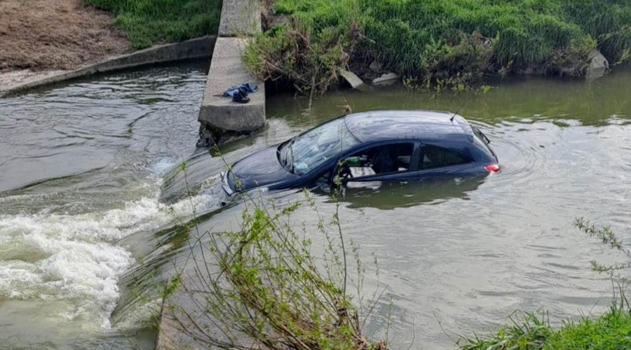 Skočili v deročo vodo in rešili 81-letnega ponesrečenca iz vozila (foto: Robert Bombek)