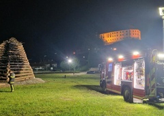 "Zdaj pridite, če si upate!" Poglejte, kako po požigalski akciji varujejo veličasten kres na Ptuju (FOTO)
