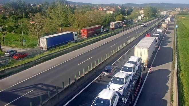 Prometni kaos na poti proti obali: primorska avtocesta zaprta (to je razlog) (foto: Promet.si)