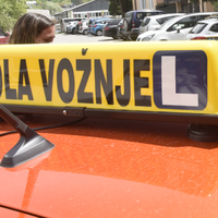 Adijo, dolge čakalne dobe? Kandidati bodo na izpitno vožnjo čakali manj časa kot v preteklosti