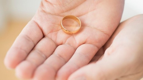 Bogat plemič išče ženo, a pogoji so res ekscentrični: "Mora biti 20 let mlajša, roditi 2 otroka, po horoskopu pa naj bo ..."