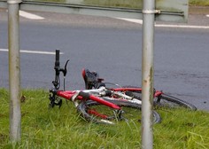 Po tragični smrti motorista še huda poškodba kolesarja