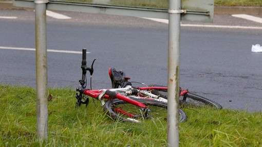 Ni mu bilo več pomoči: za posledicami prometne nesreče umrl kolesar
