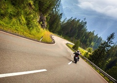 Nevarno obnašanje: policisti ne morejo verjeti, kaj sta motorista počela (VIDEO)