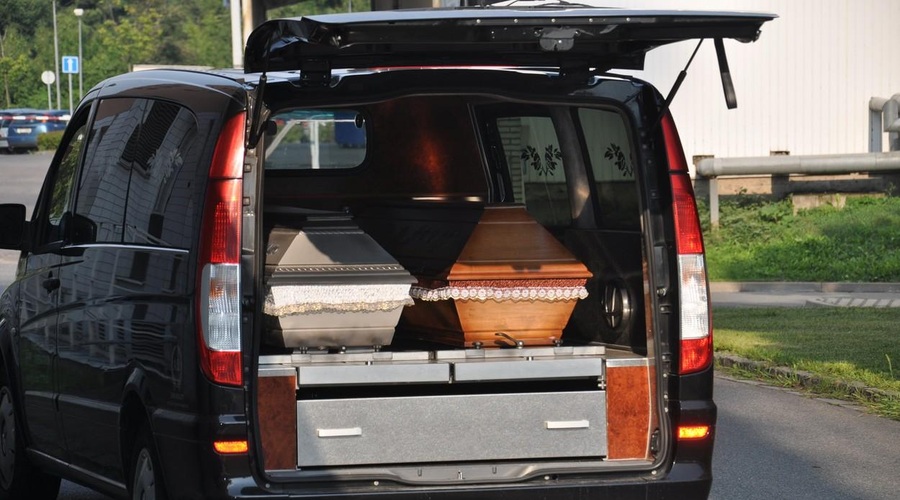 Po neizmerni žalosti še nepredstavljivi šok: prevzeli truplo očeta, ko so odprli krsto pa ... (foto: Profimedia)