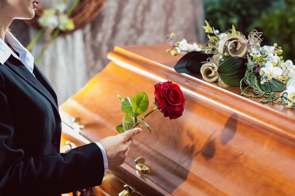 Razkrita temna plat pogrebnega običaja: veste, zakaj so včasih v grob vrgli pest zemlje? Ozadje je srhljivo (foto: Profimedia)