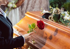 Razkrita temna plat pogrebnega običaja: veste, zakaj so včasih v grob vrgli pest zemlje? Ozadje je srhljivo