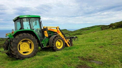 Tragedija brez primere: v Dolenjskih Toplicah traktor povozil otroka (ni mu bilo pomoči)
