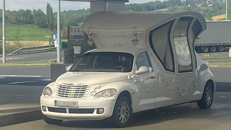 FOTO: Na slovenskih cestah so opazili zanimiv avtomobil (bi ga vozili?)