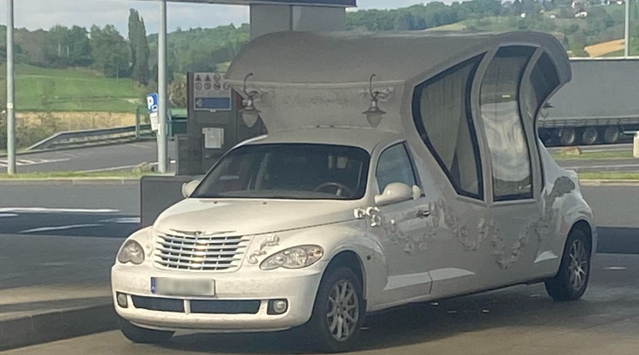FOTO: Na slovenskih cestah so opazili zanimiv avtomobil (bi ga vozili?) (foto: Osebni arhiv Gregor Zrimmajster)