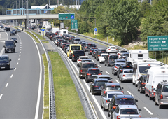 Na slovenskih cestah gneča: nekatere so delno zaprte, ponekod še vedno velja popolna zapora
