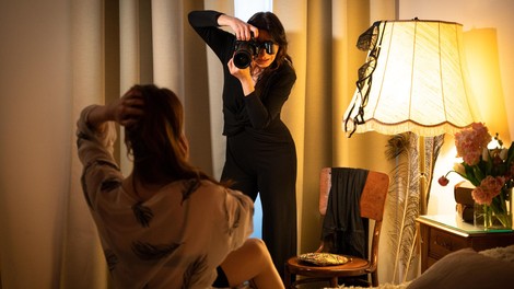 Zanimiv dogodek: Slovenka ustvarjala erotične fotografije pred obiskovalci