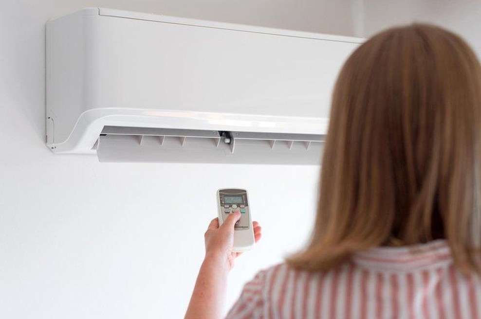 Zaradi vročine bodo klime pogosto prižgane, a obstaja način, kako lahko prihranite pri položnici za elektriko (to je skrivni trik) (foto: Profimedia)