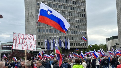Upokojenci znova pred parlamentom: končno premik v pogajanjih z vlado?