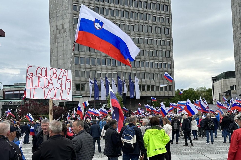Upokojenci znova pred parlamentom: končno premik v pogajanjih z vlado? (foto: Uredništvo)