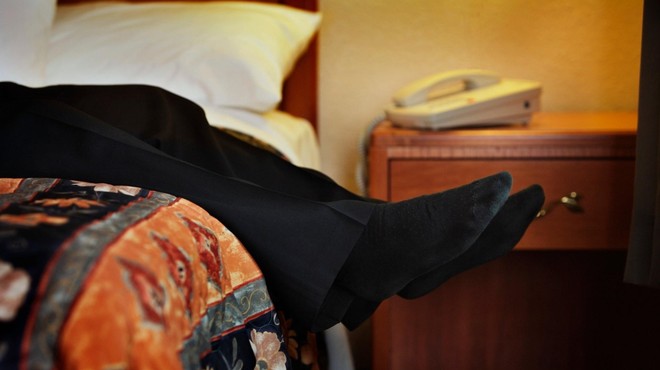 "Mislil sem, da mi smrdijo noge, toda pod mojo hotelsko posteljo je bilo truplo." (foto: Profimedia)