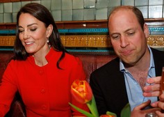 FOTO: William in Kate pred kronanjem novega kralja zavila v pub