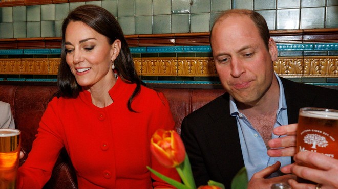 FOTO: William in Kate pred kronanjem novega kralja zavila v pub (foto: Profimedia)