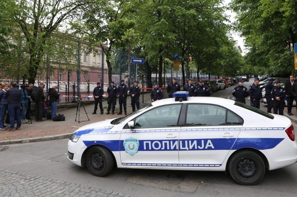 Saj ni res, pa je: šolar po minuti molka v spomin na žrtve v Beogradu iz torbe povlekel ... pištolo! (foto: Profimedia)