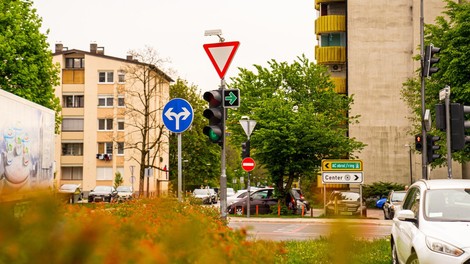 Ste jih opazili? V Ljubljani so na petih lokacijah namestili zelene puščice