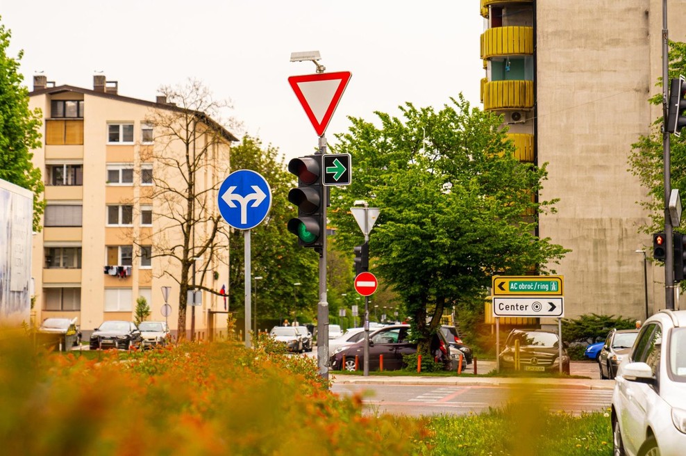 Ste jih opazili? V Ljubljani so na petih lokacijah namestili zelene puščice (foto: Facebook/Mestna občina Ljubljana)