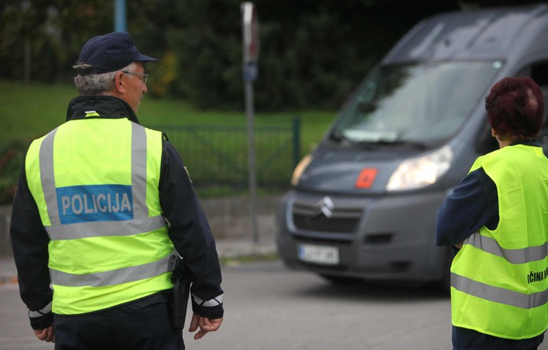 Vsi, ki so vpeti v izvajanje vzgojno-izobraževalnega procesa, morajo spoštovati predpisane protokole obravnave nasilja v šolah, pravijo na ministrstvu.