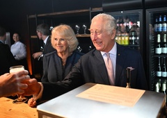 Potegavščina, da te kap: šaljivci so kralju Karlu III. pred kronanjem "podarili" kar ... velikanski penis! (FOTO)