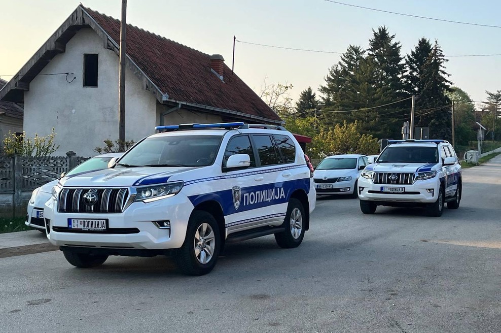 Sta mu pomagala? Policisti prijeli strica in dedka 21-letnega morilca (foto: Profimedia)