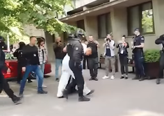 Morilca iz Mladenovca privedli na policijsko postajo, poglejte, v kaj je bil obut (VIDEO)