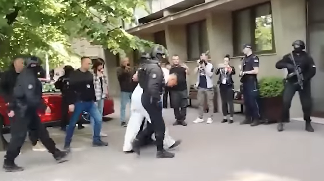 Morilca iz Mladenovca privedli na policijsko postajo, poglejte, v kaj je bil obut (VIDEO) (foto: Youtube/posnetek zaslona)